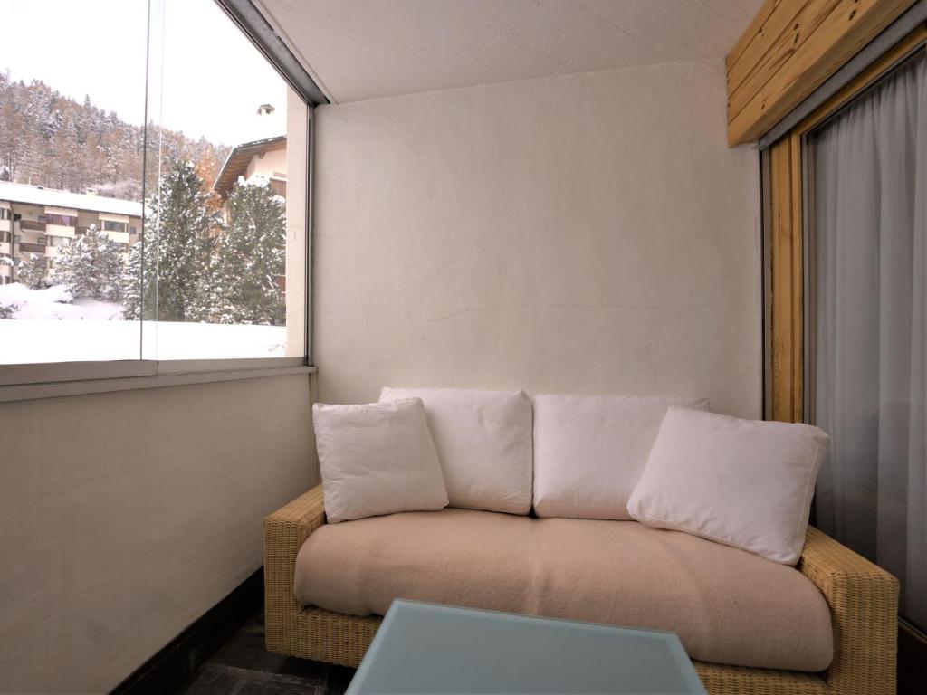 Posezení v ubytování Apartment Chesa Maurus A5 by Interhome
