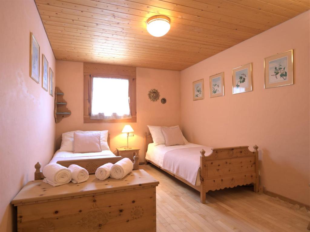 Postel nebo postele na pokoji v ubytování Apartment Chesa Maurus A5 by Interhome