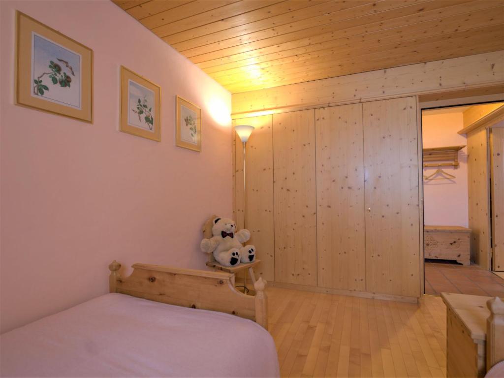 Postel nebo postele na pokoji v ubytování Apartment Chesa Maurus A5 by Interhome