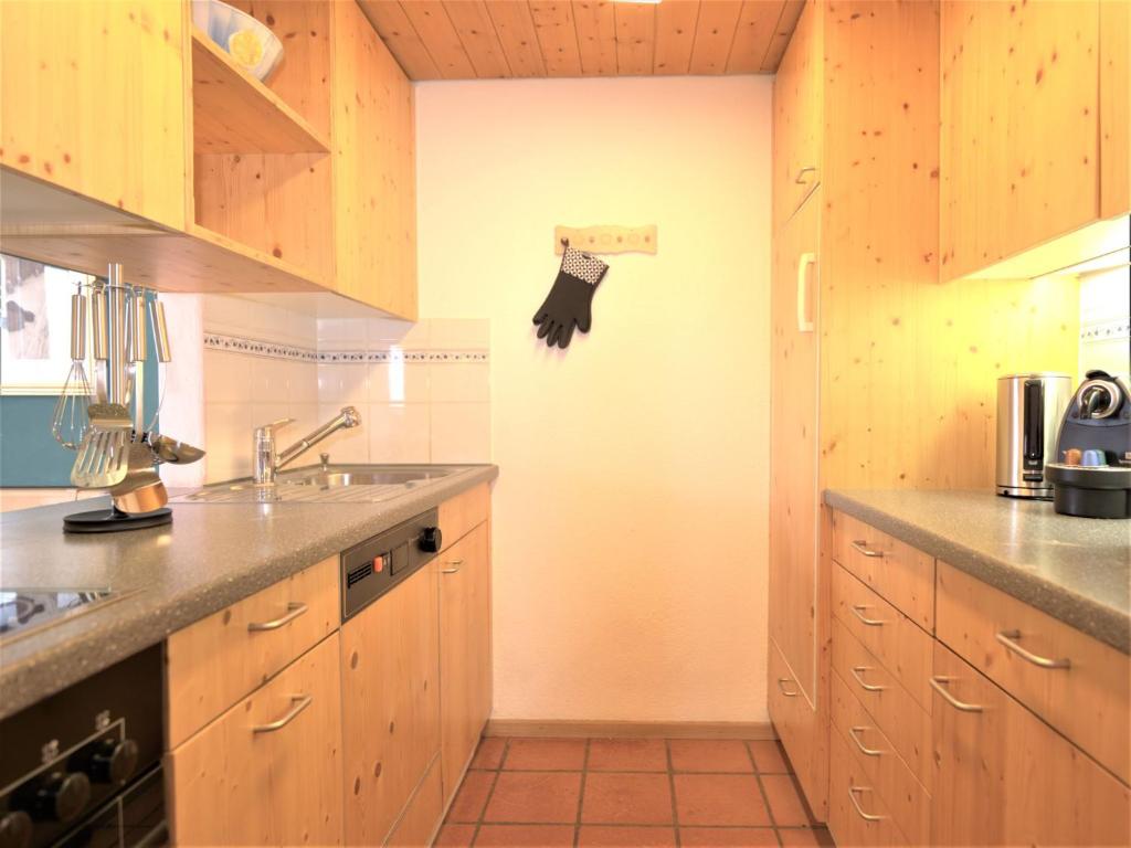 Kuchyň nebo kuchyňský kout v ubytování Apartment Chesa Maurus A5 by Interhome