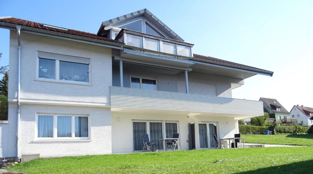 a house with a lawn in front of it at Ferienwohnung HappyNES in Bad Neustadt an der Saale