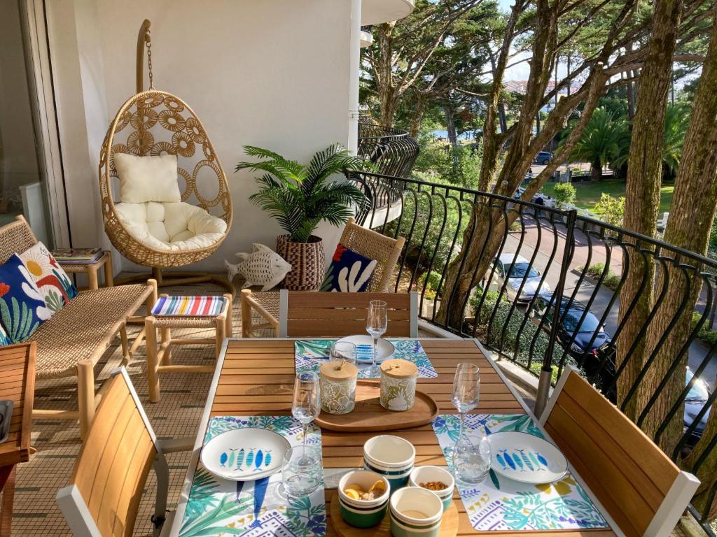 un patio avec une table et des chaises sur un balcon dans l'établissement Apartment Marines-3 by Interhome, à Soorts-Hossegor