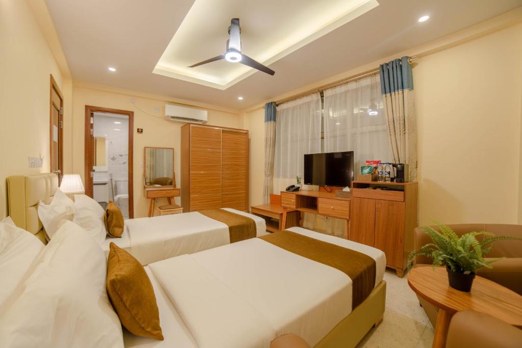 TV a/nebo společenská místnost v ubytování Amber Beach Hotel