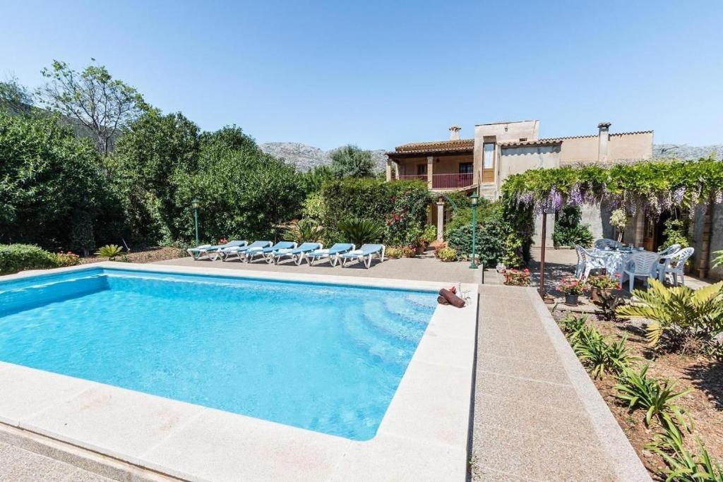 una piscina frente a una casa en Villa Panada, en Pollensa
