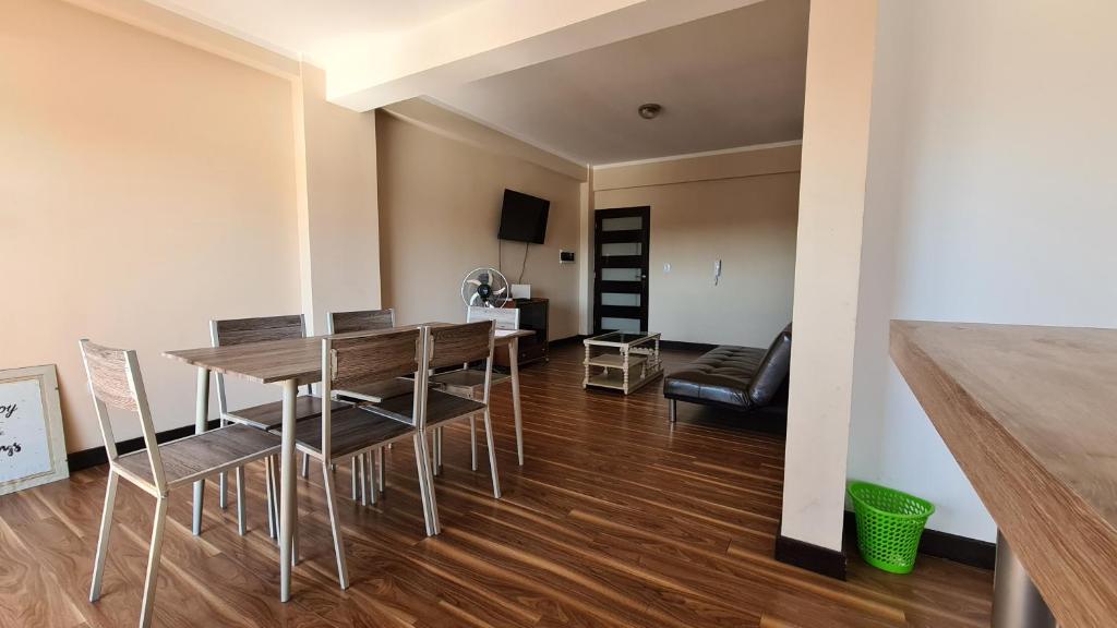 ein Esszimmer und ein Wohnzimmer mit einem Tisch und Stühlen in der Unterkunft Amplio y Cómodo Depto. 6 Personas in Salta