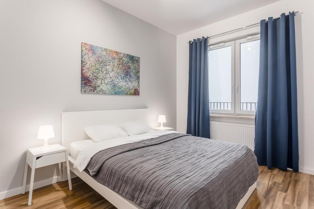Warsaw City Travel Apartments tesisinde bir odada yatak veya yataklar