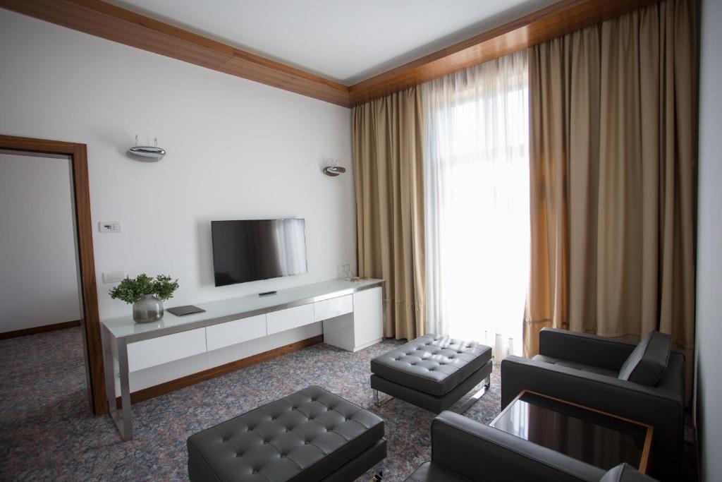 TV a/nebo společenská místnost v ubytování Hotel Austria & Bosna