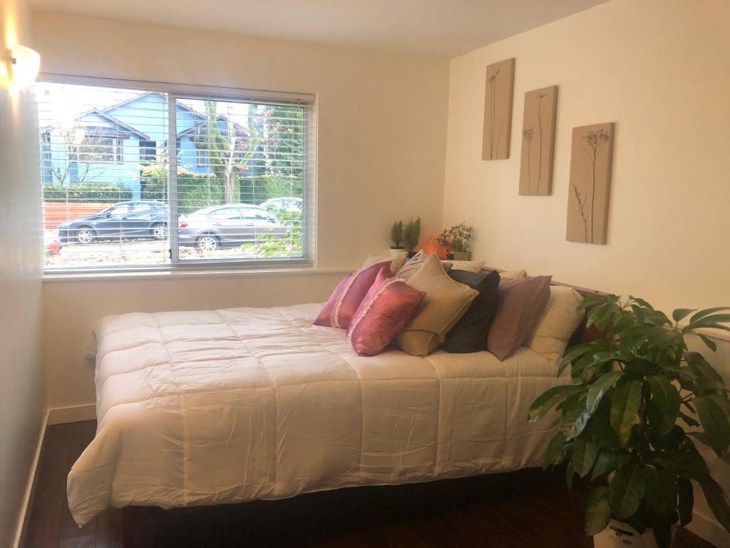 Gallery image of Quiet-comfy 3 bed on a tree lined street in Kits in Vancouver