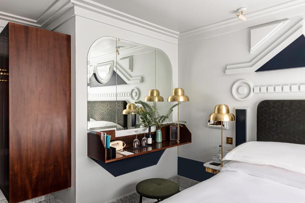 Henrietta Experimental - Superior King Room