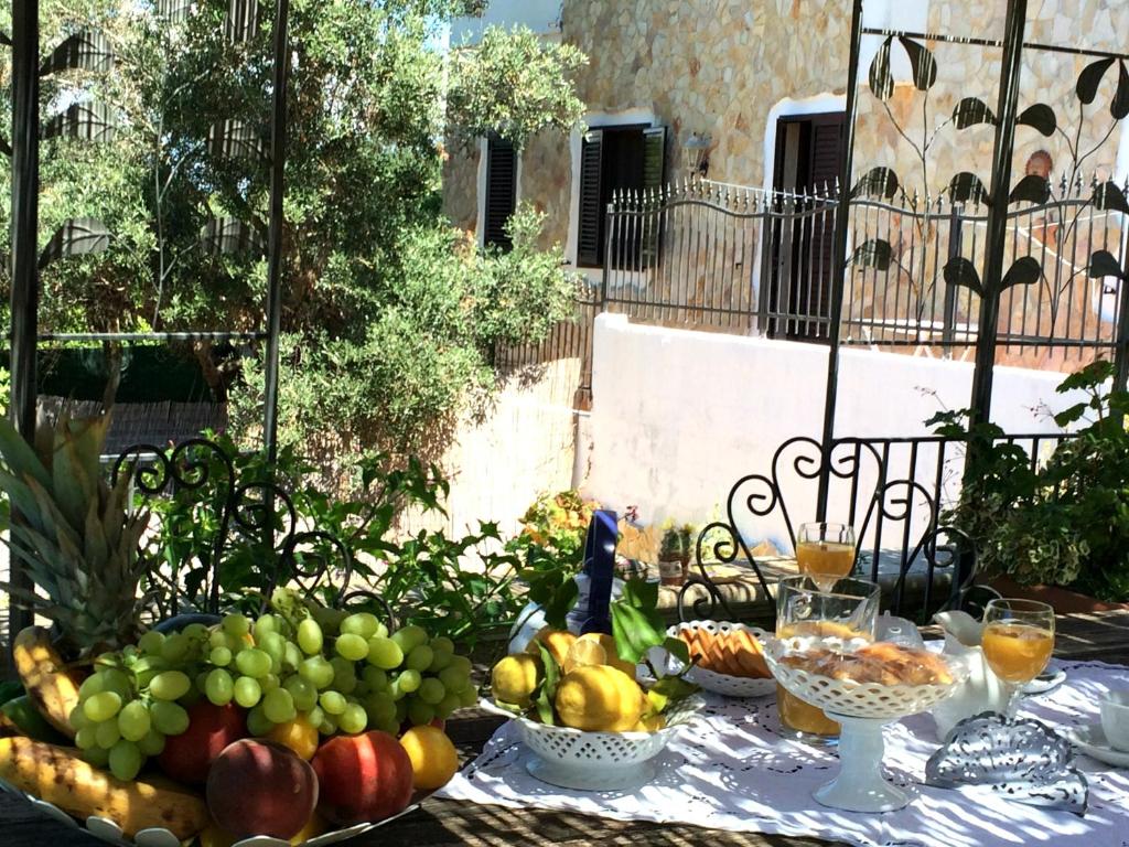 Una mesa con un montón de fruta. en Villa Casa Vacanze Fiore, en Gallipoli
