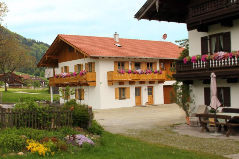 ein Haus mit einem Balkon mit Blumen darauf in der Unterkunft MoarHof Feilnbach in Bad Feilnbach