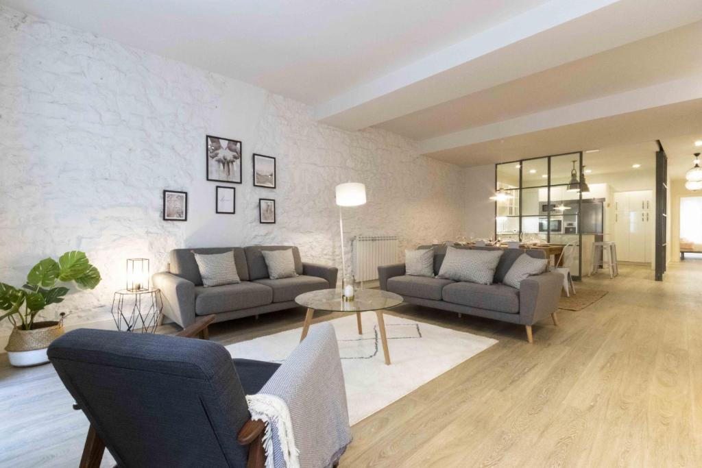 uma sala de estar com dois sofás e uma mesa em The Rentals Collection - Spirit em San Sebastián