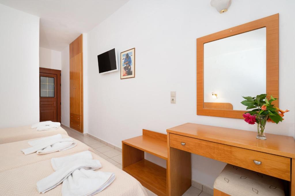 Postel nebo postele na pokoji v ubytování Adonis Hotel