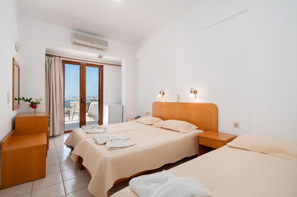 Postel nebo postele na pokoji v ubytování Adonis Hotel