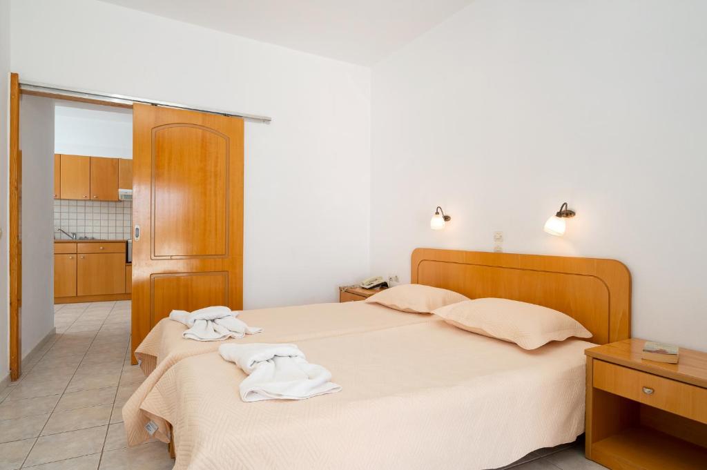 Postel nebo postele na pokoji v ubytování Adonis Hotel