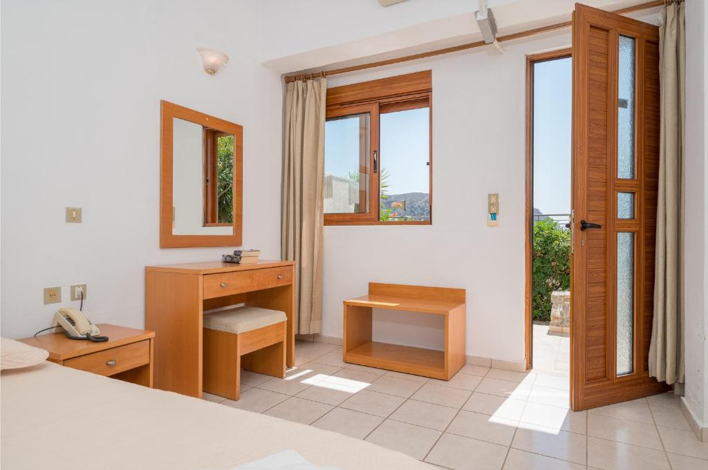 Postel nebo postele na pokoji v ubytování Adonis Hotel