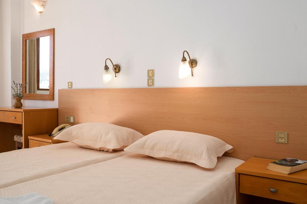 Postel nebo postele na pokoji v ubytování Adonis Hotel