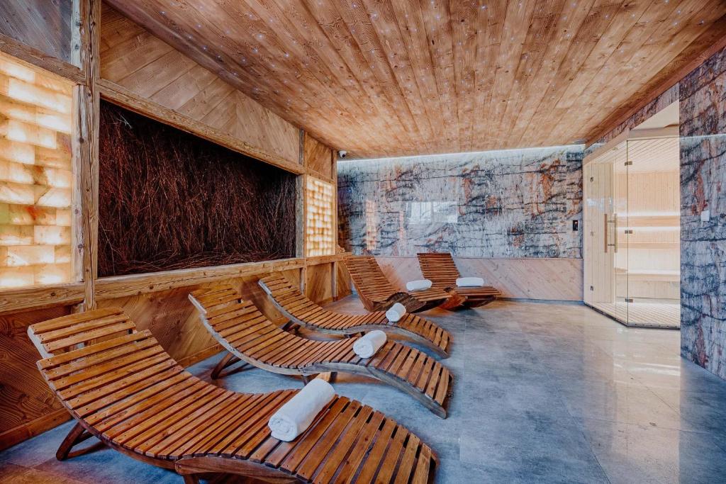 une chambre avec des chaises et un grand écran dans l'établissement Willa Kozincówka, à Zakopane