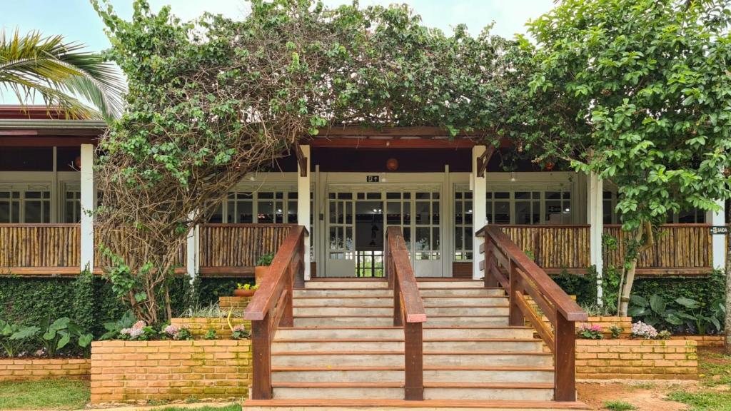 una casa con una escalera que conduce a un edificio en Pousada Estancia Canastra, en Delfinópolis