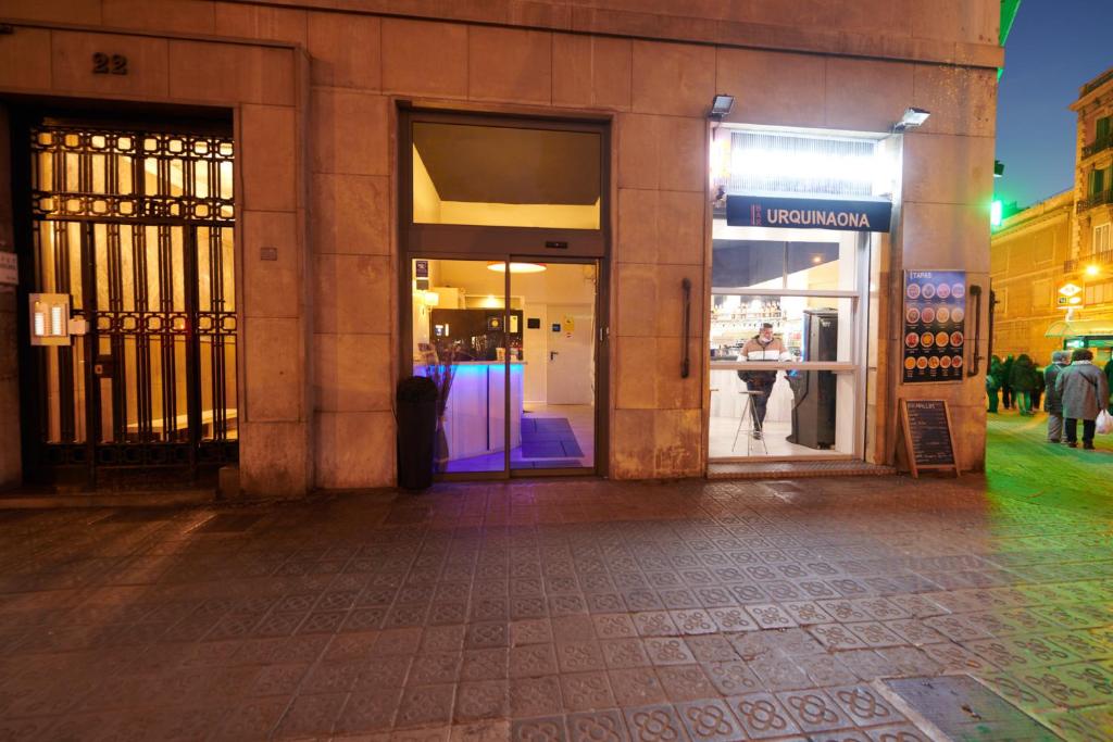 sklep przed budynkiem w nocy w obiekcie Hostal Mayerling Centro w Barcelonie