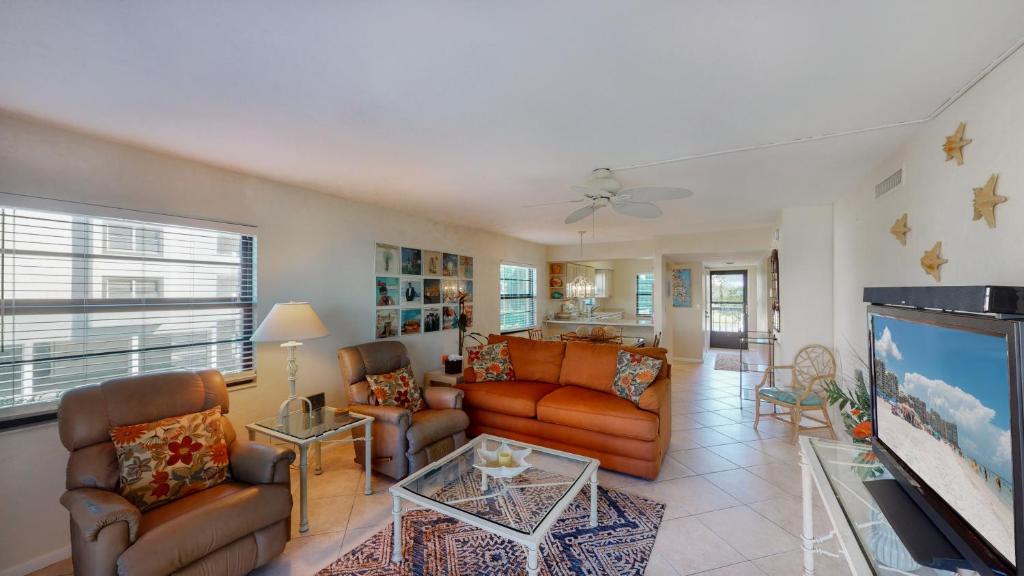 TV a/nebo společenská místnost v ubytování Prime Location I Free Beach Access Directly Across The Street