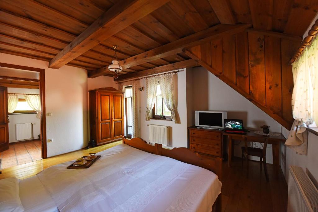 Postel nebo postele na pokoji v ubytování Domačija Šeruga Countryside hotel