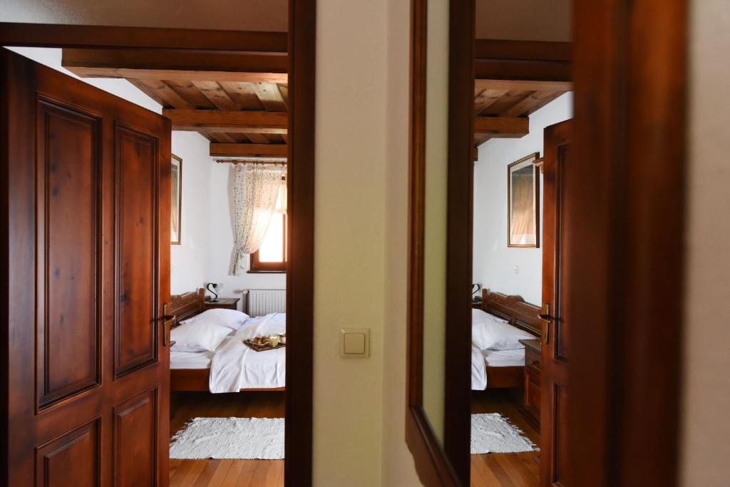 Postel nebo postele na pokoji v ubytování Domačija Šeruga Countryside hotel