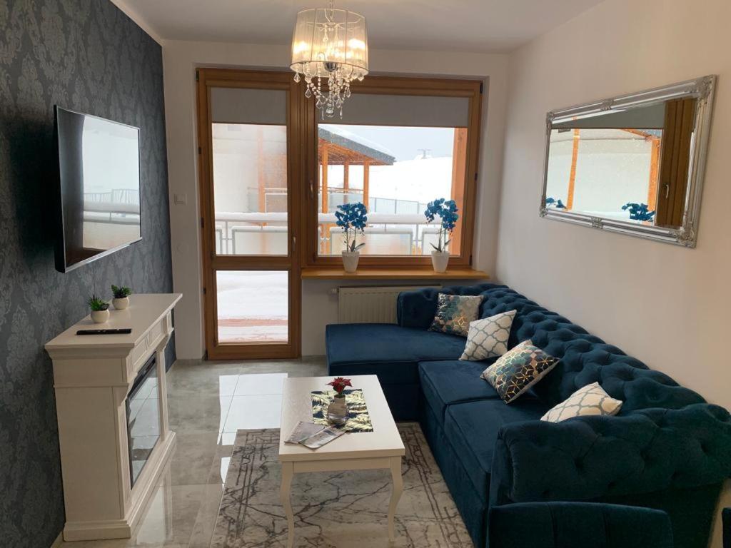 Televízia a/alebo spoločenská miestnosť v ubytovaní Apartament Rysy ApartamentyZakopianskie Basen Sauna Jacuzzi