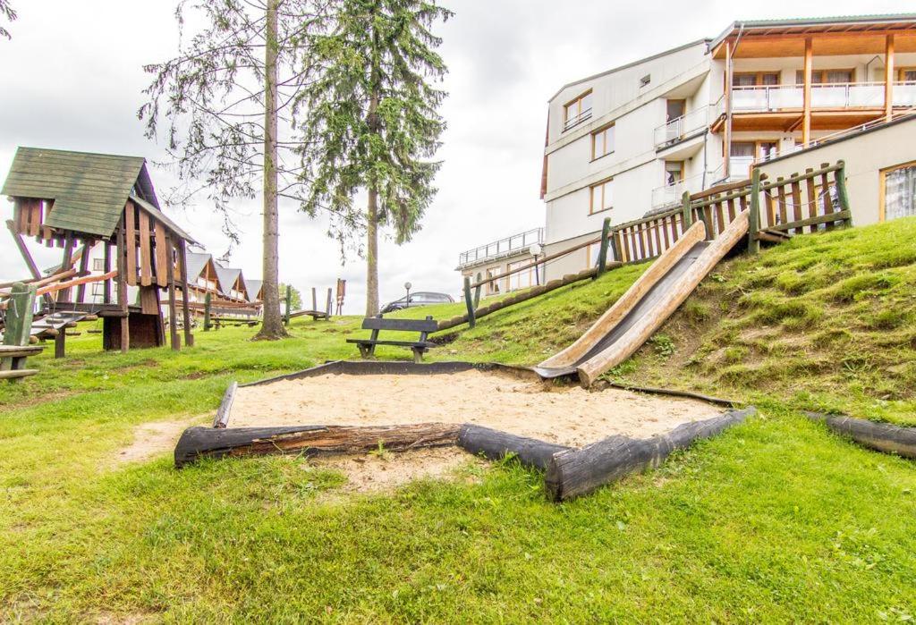 Vonkajšia záhrada v ubytovaní Apartament Rysy ApartamentyZakopianskie Basen Sauna Jacuzzi