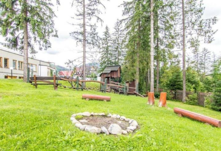 Vonkajšia záhrada v ubytovaní Apartament Rysy ApartamentyZakopianskie Basen Sauna Jacuzzi