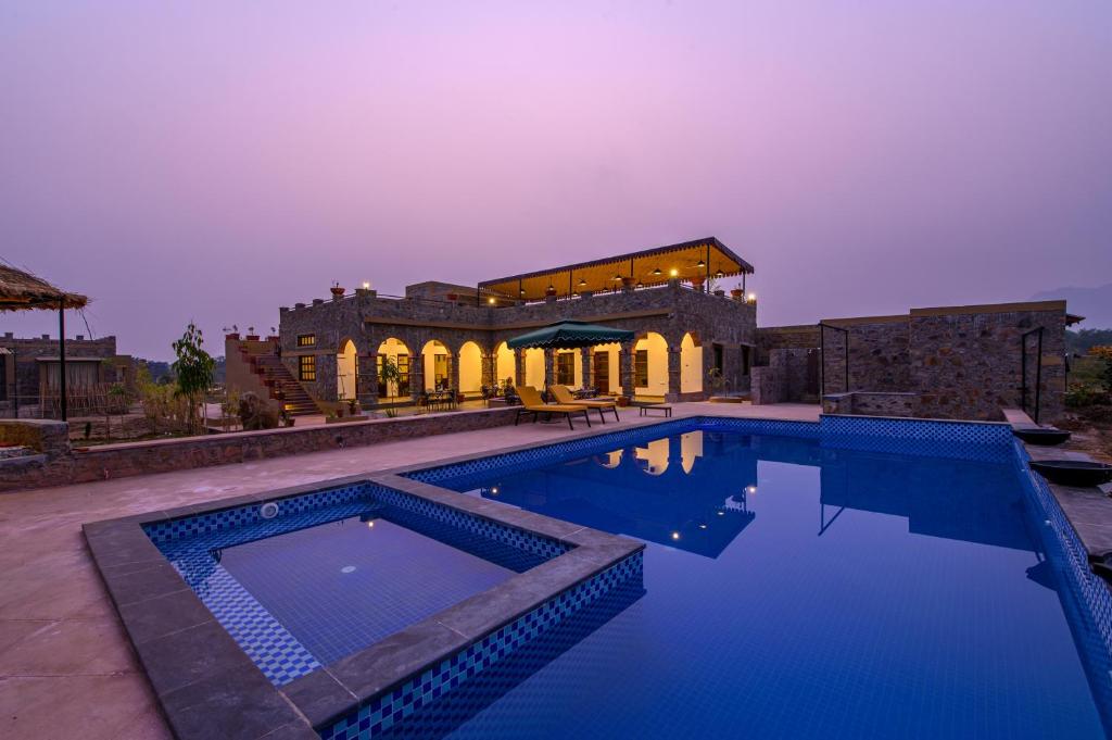 ein Haus mit einem Pool vor einem Gebäude in der Unterkunft Little Affair in Tehla
