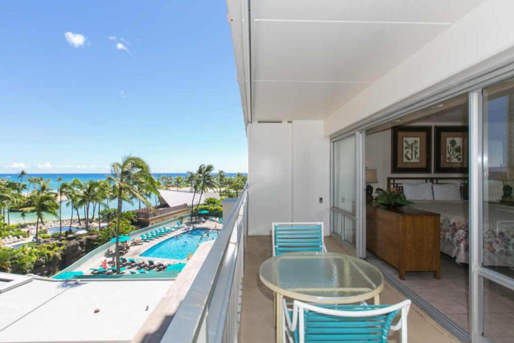 een balkon met uitzicht op een zwembad en de oceaan bij Ilikai Tower 438 Lagoon View 1BR in Honolulu