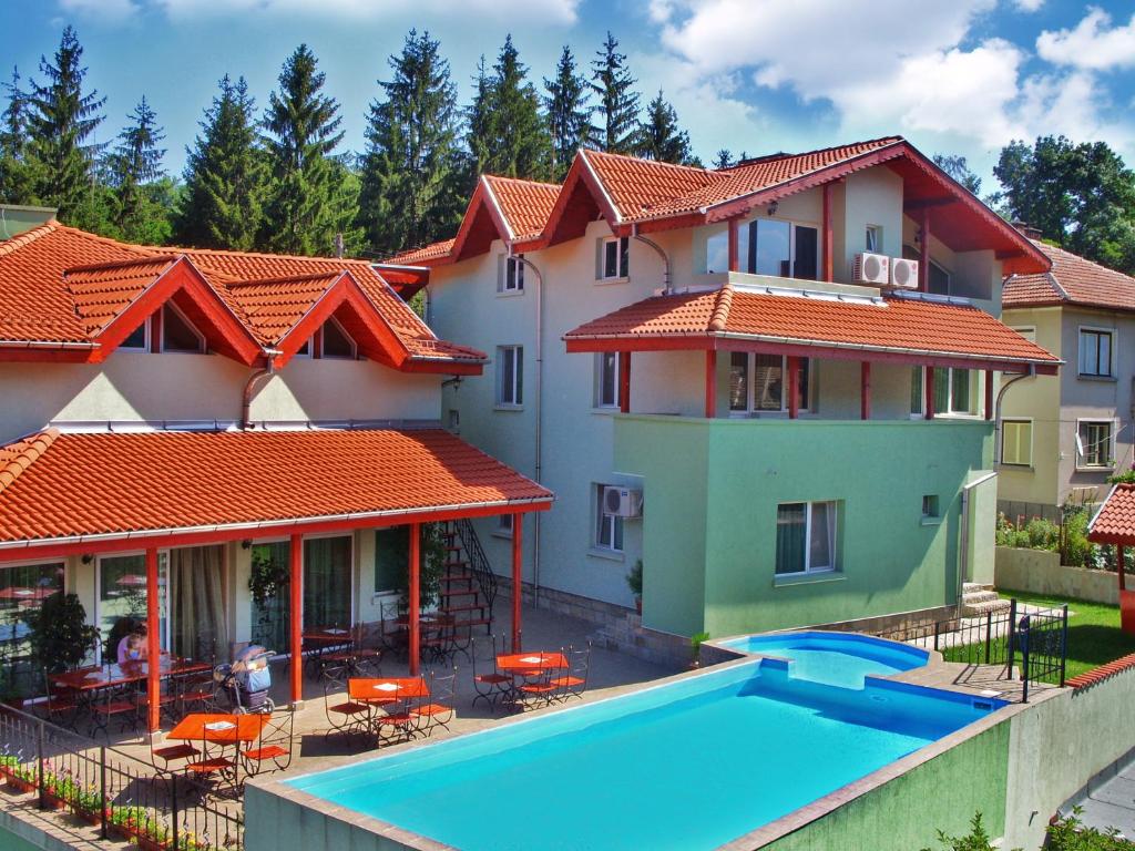 una vista aérea de una casa con piscina en COMPLEX HARMONY/КОМПЛЕКС ХАРМОНИЯ en Tryavna