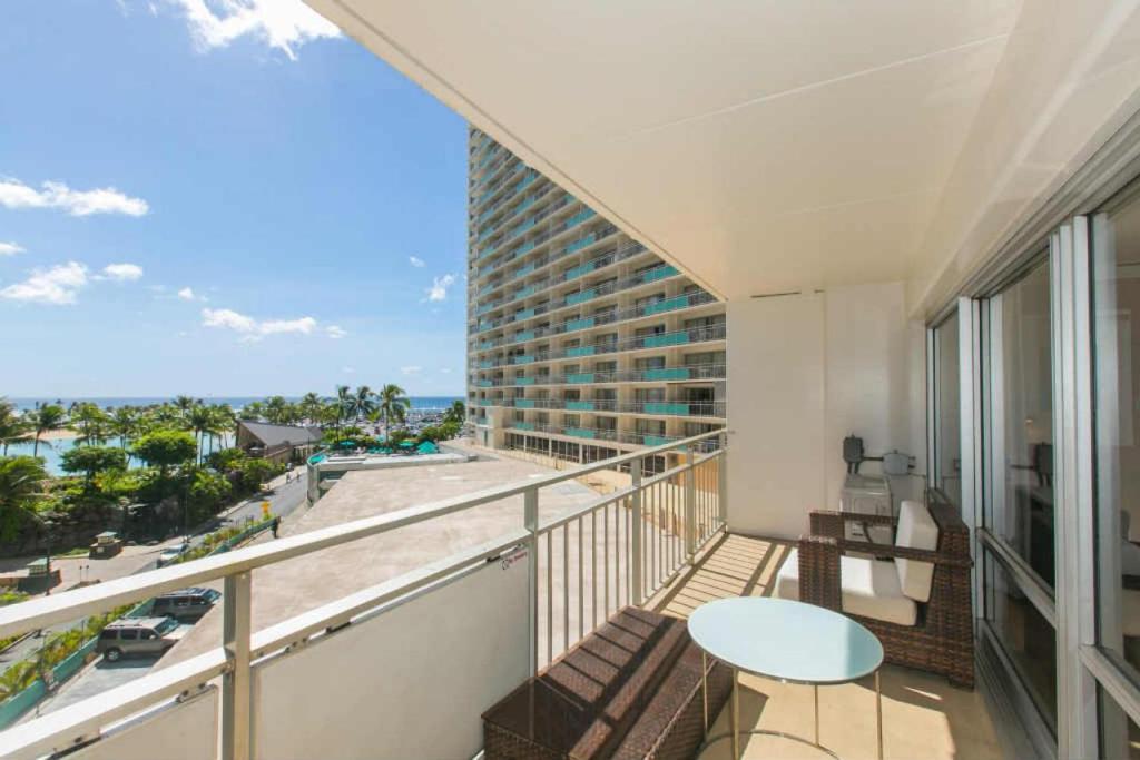 un balcón con vistas al océano y a un hotel en Ilikai Tower 420 Lagoon View 1BR, en Honolulu