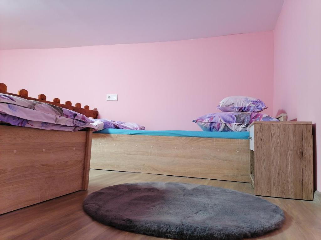 ブダペストにあるKeleti Apartmentsのベッドルーム1室(二段ベッド2台、ラグ付)
