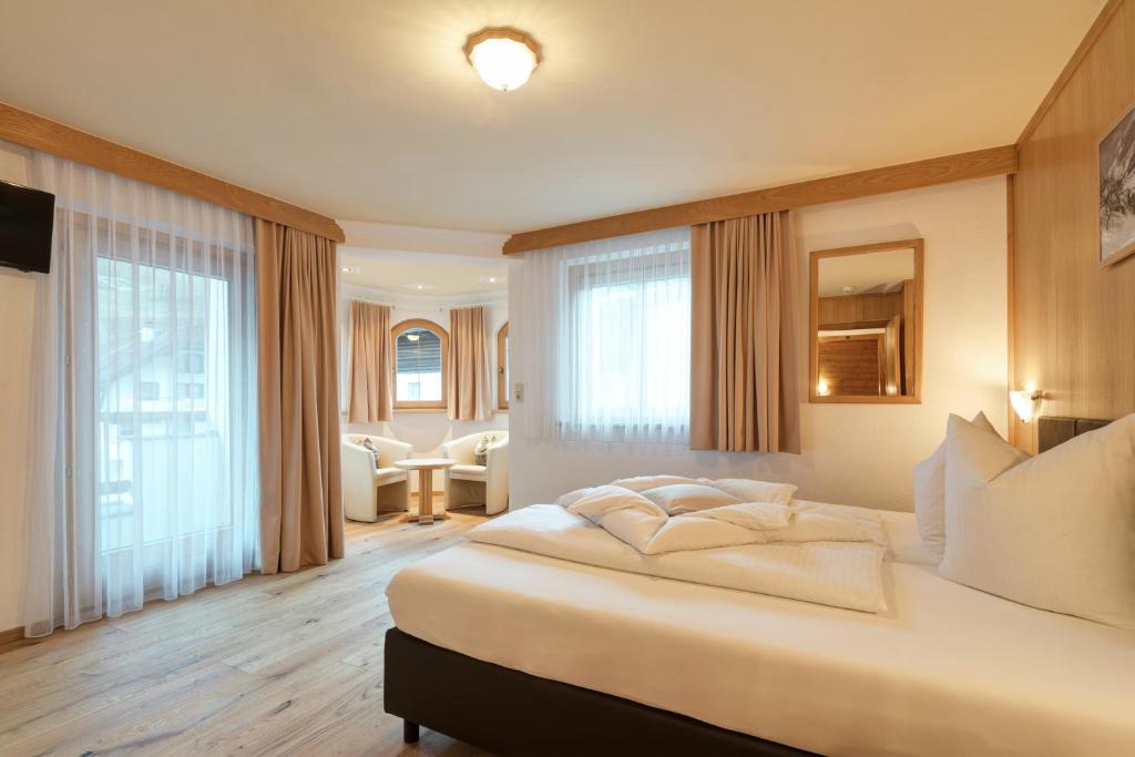 Postel nebo postele na pokoji v ubytování Hotel Enzian Paznaun