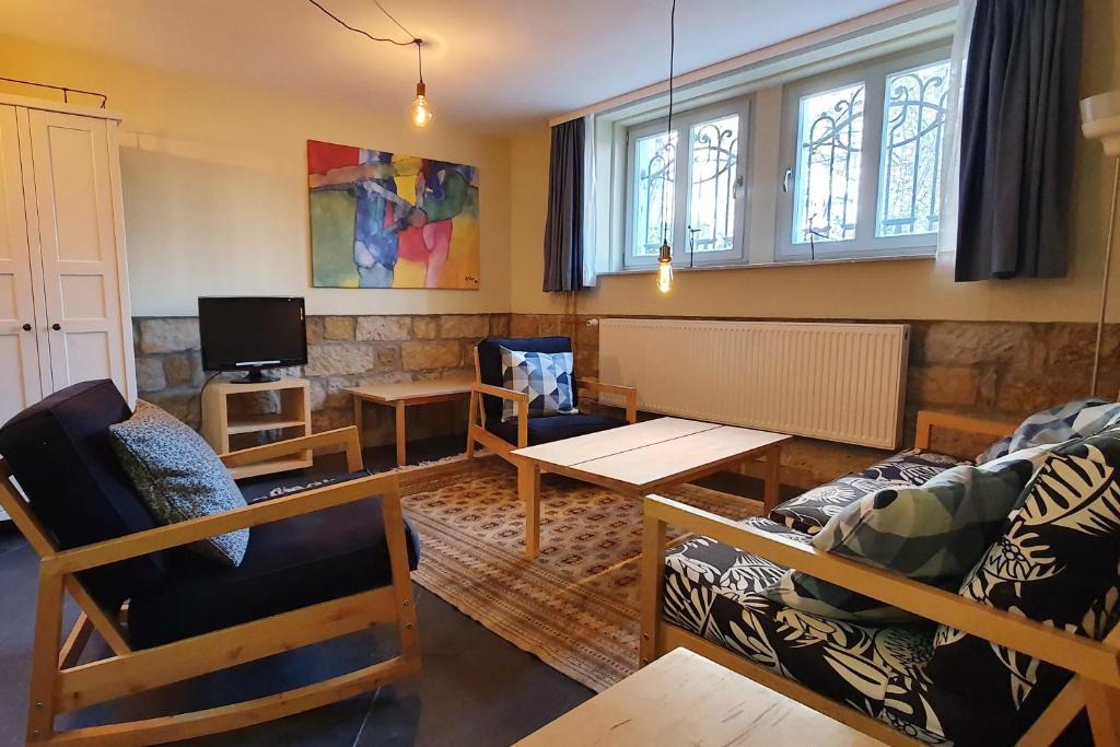 een woonkamer met een bank en een tafel bij Villa Haniel Apartment Frieda in Dresden