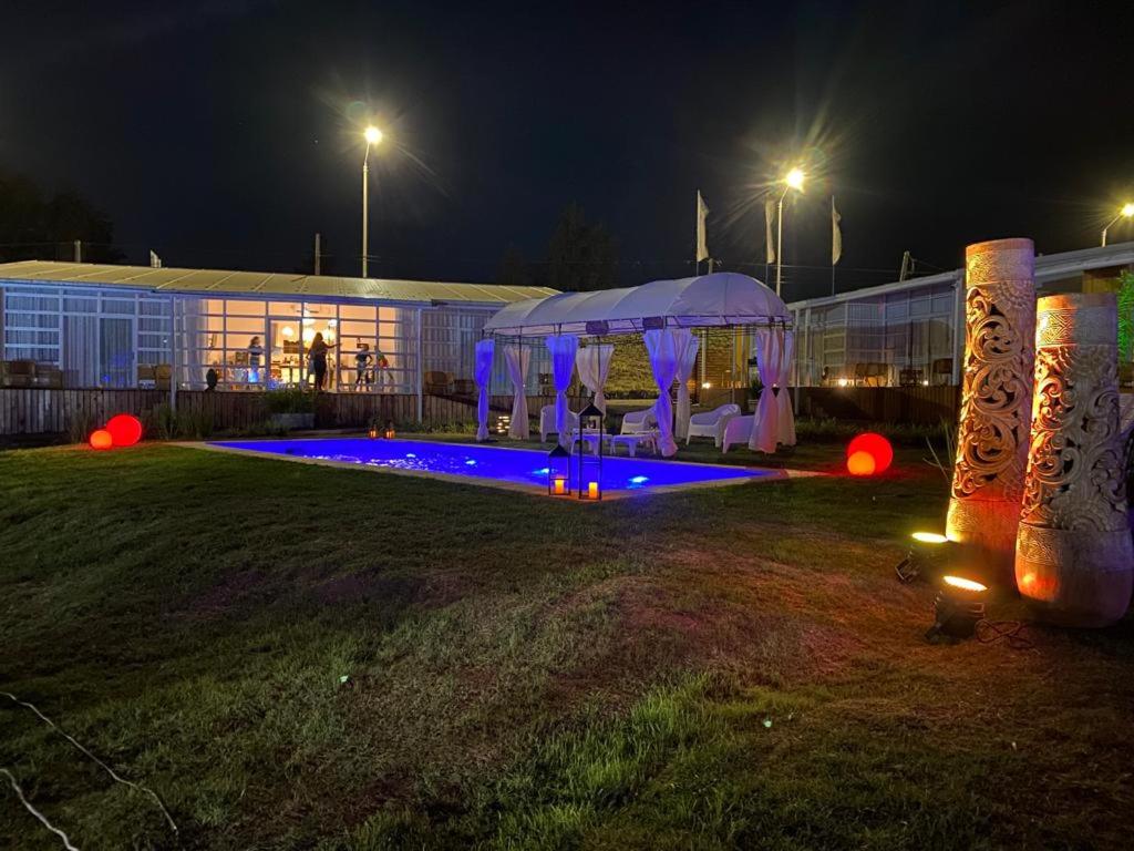 una tenda di fronte a un edificio di notte di Hotel Terrazas del rio Negro a Pueblo Centenario