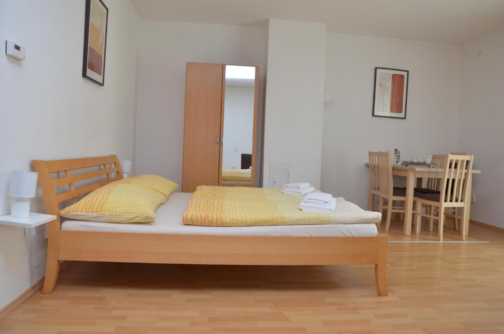 um quarto com uma cama, uma mesa e um espelho em Lipno Riviéra - Myši v botě em Lipno nad Vltavou