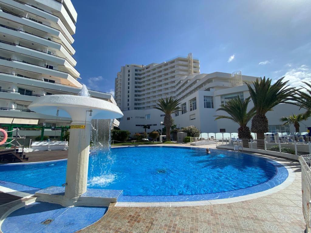 Bazén v ubytovaní First Line Seaview Apartment alebo v jeho blízkosti