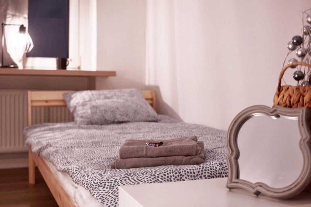 Tempat tidur dalam kamar di Calm and quiet apartments in Szczecin