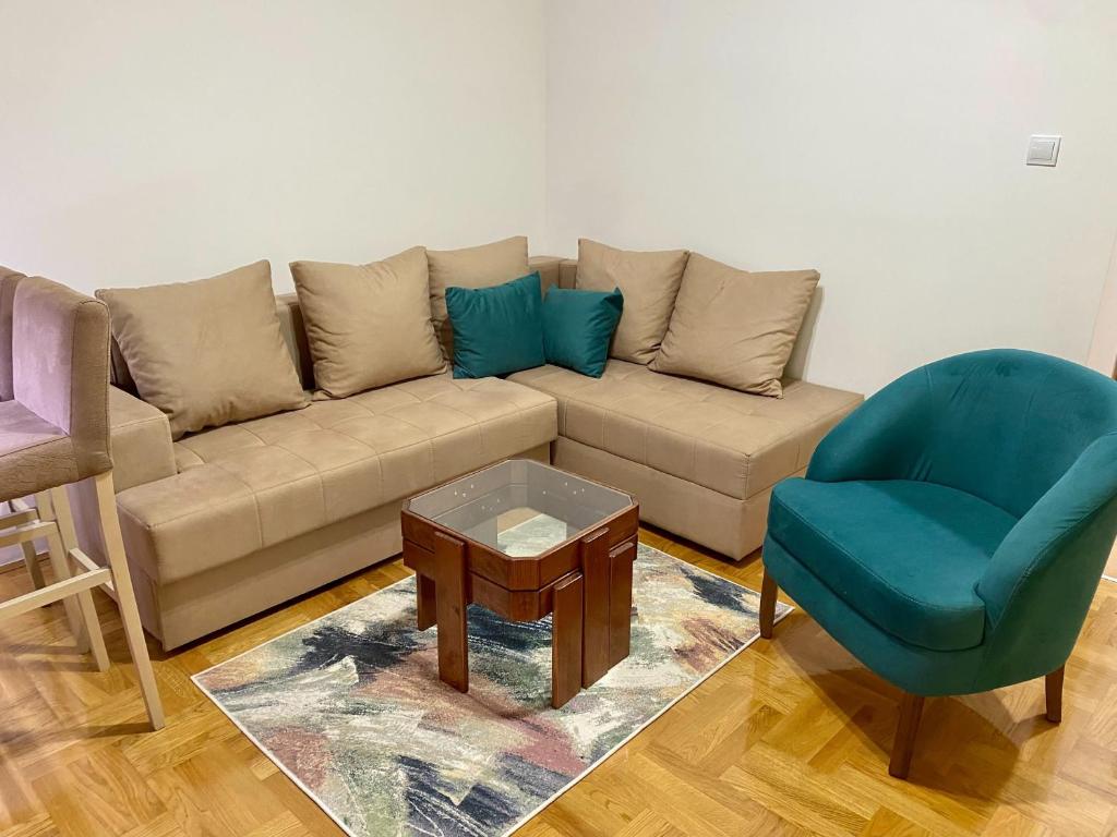 - un salon avec un canapé et une chaise dans l'établissement RIO 1, à Podgorica