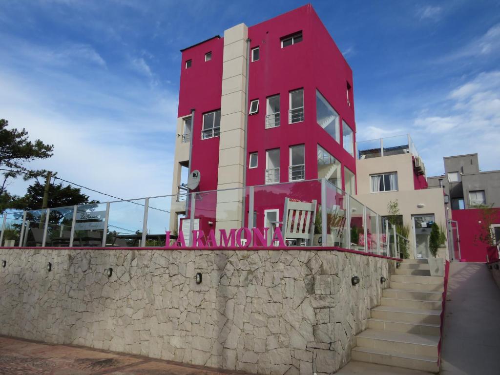 un edificio rosa sobre una pared de piedra en La Ramona Bed & Breakfast en Valeria del Mar
