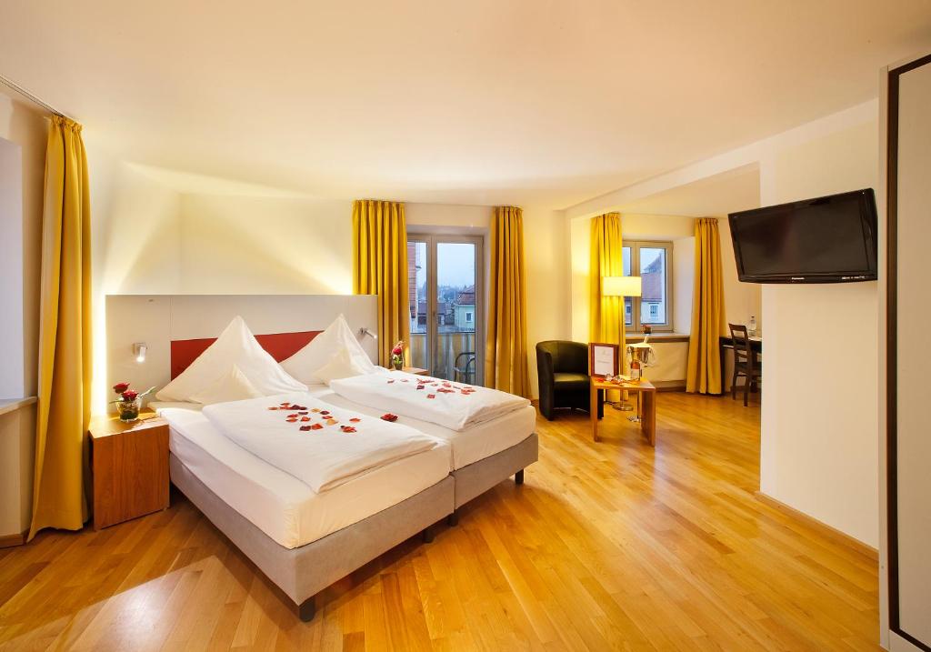 Postel nebo postele na pokoji v ubytování AKZENT Brauerei Hotel Hirsch