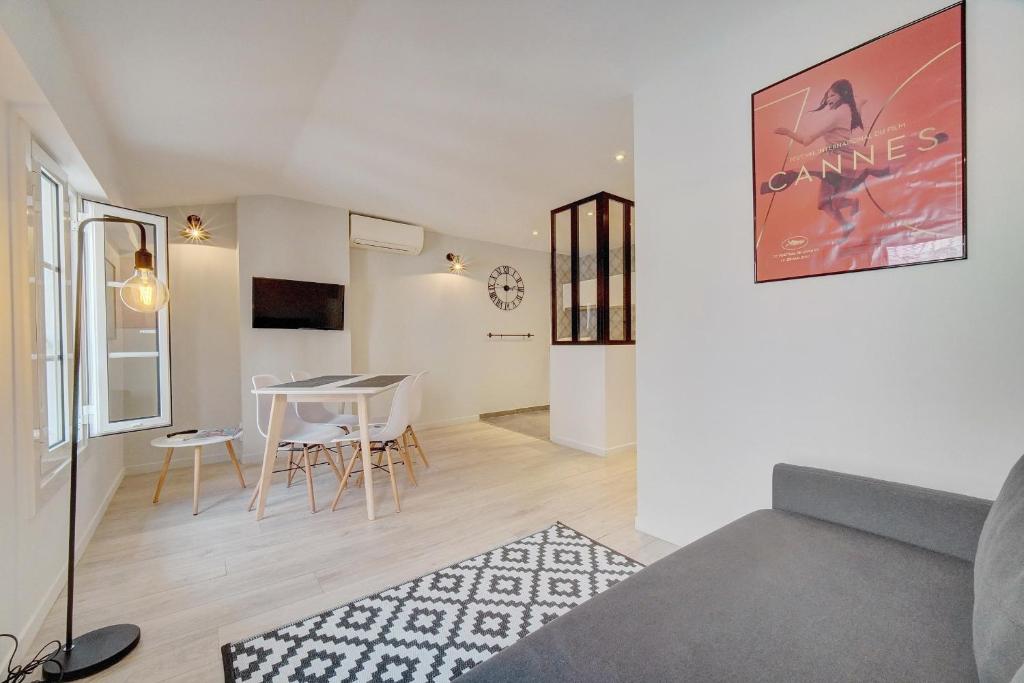 un salon avec un canapé et une table dans l'établissement IMMOGROOM - AC - 5min from the beaches 8 min from Palais, à Cannes