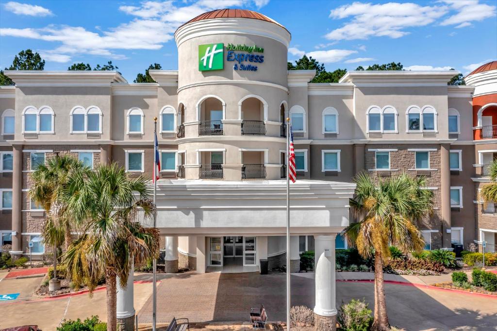 een afbeelding van de voorkant van een hotel met palmbomen bij Holiday Inn Express Hotel & Suites Lufkin South, an IHG Hotel in Lufkin