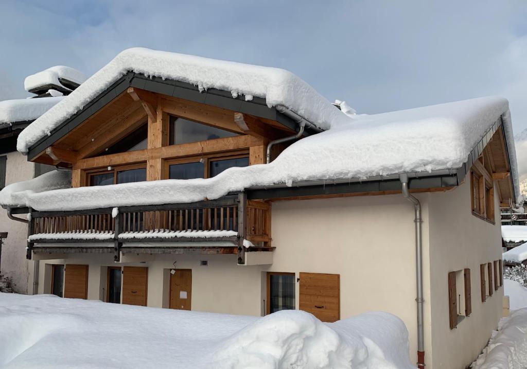 een huis met sneeuw op het dak bij CHALET Mitoyen LE RUSTICANA in Chamonix-Mont-Blanc