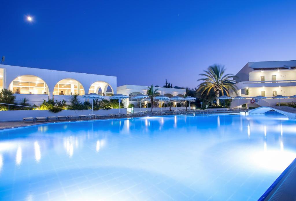 Bazén v ubytování Hotel Niriides Beach nebo v jeho okolí