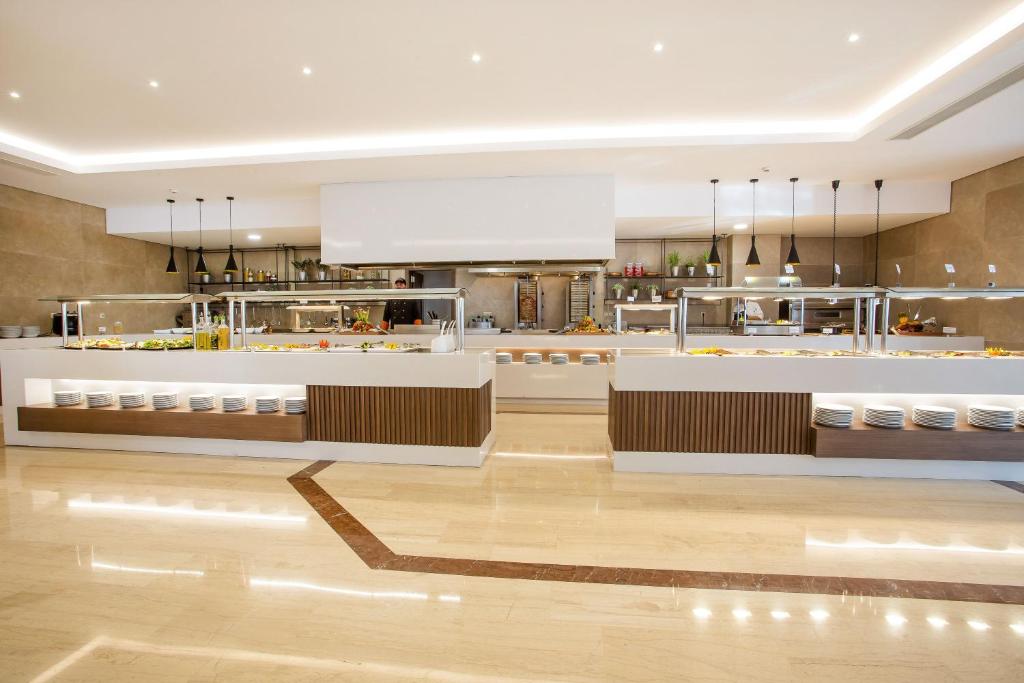 Restaurace v ubytování Hotel Niriides Beach