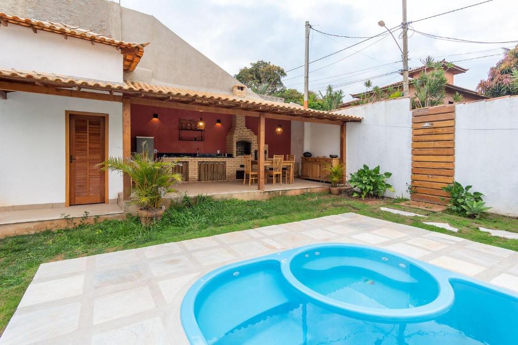 布希奧斯的住宿－Arpoador Apts Praia & Piscina - Buzios Rentals，别墅前设有游泳池